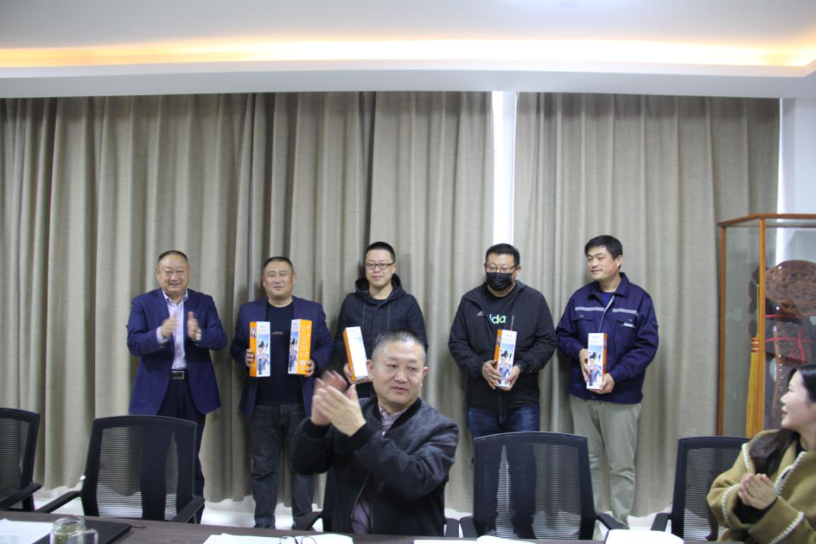 华麟建装召开9-10月总结会暨济南项目一线人员返泰欢迎会